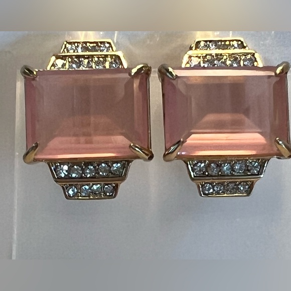 Heidi Daus 🆕 Opaque Coral Art Deco Omega for pierced ears earring in Heidi box - Picture 1 of 9
